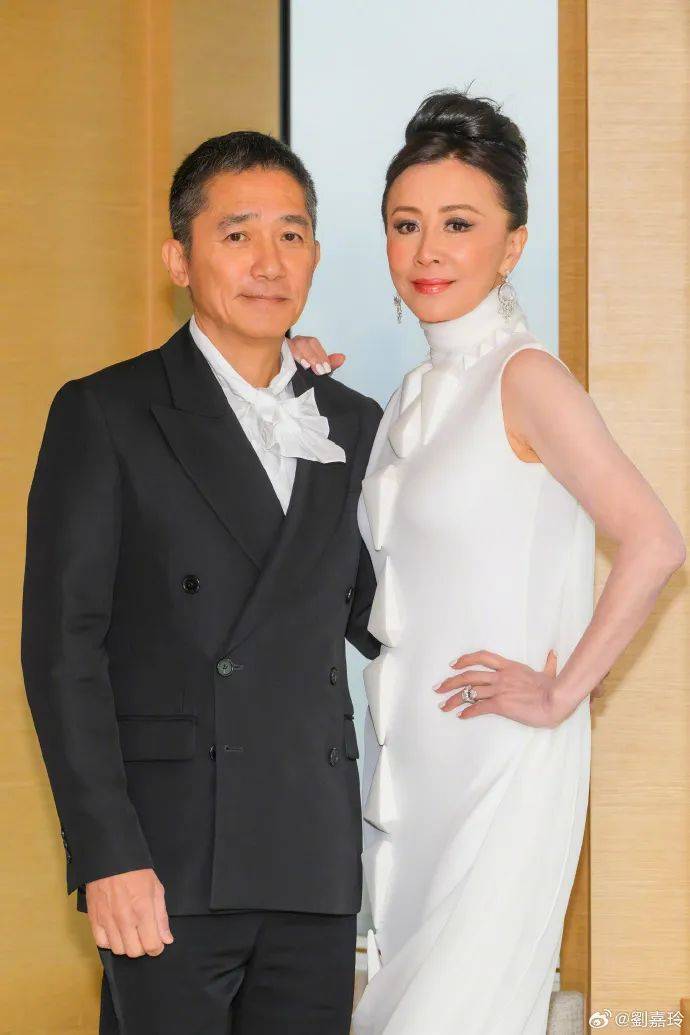 刘嘉玲连发10多张梁朝伟照片：他都不知道自己帅<strong></p>
<p>原油百科</strong>！头发白了也不肯染