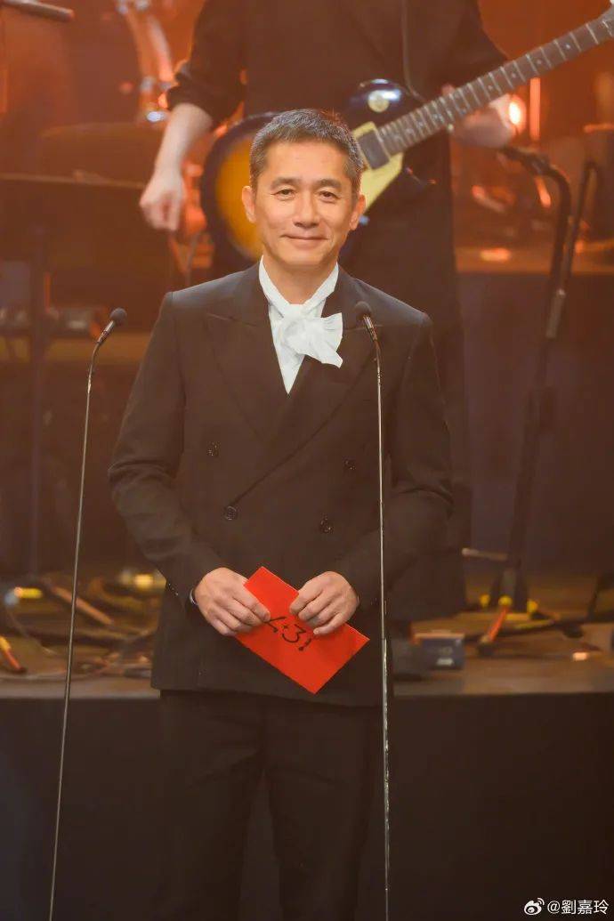 刘嘉玲连发10多张梁朝伟照片：他都不知道自己帅<strong></p>
<p>原油百科</strong>！头发白了也不肯染