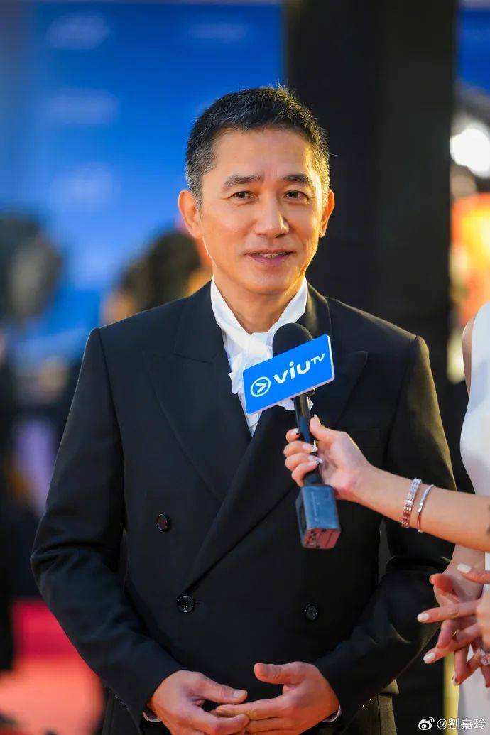刘嘉玲连发10多张梁朝伟照片：他都不知道自己帅<strong></p>
<p>原油百科</strong>！头发白了也不肯染