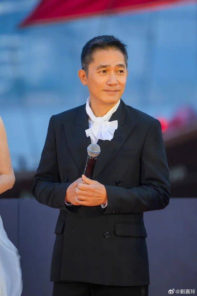 刘嘉玲连发10多张梁朝伟照片：他都不知道自己帅<strong></p>
<p>原油百科</strong>！头发白了也不肯染