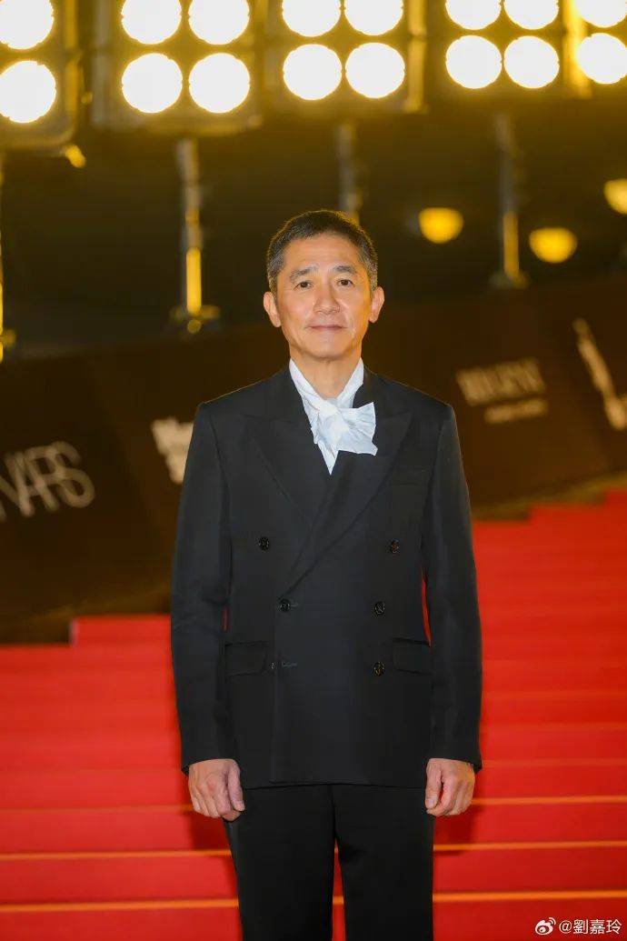 刘嘉玲连发10多张梁朝伟照片：他都不知道自己帅<strong></p>
<p>原油百科</strong>！头发白了也不肯染