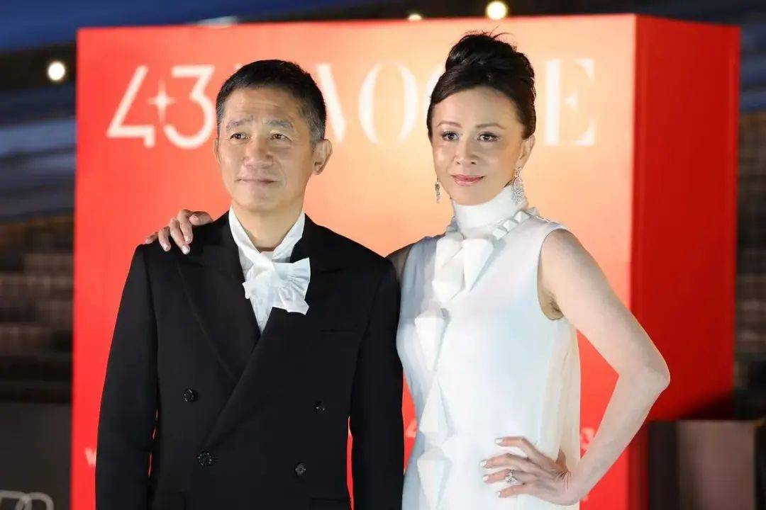 刘嘉玲连发10多张梁朝伟照片：他都不知道自己帅<strong></p>
<p>原油百科</strong>！头发白了也不肯染