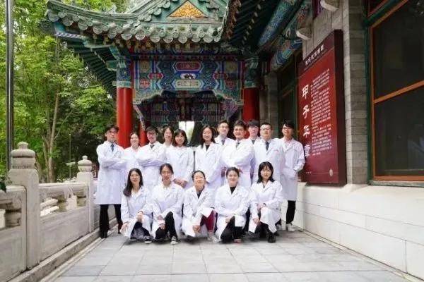 金融学生成了医学博士<strong></p>
<p>原油期货软件</strong>，协和“4+4规培”究竟是怎么回事？