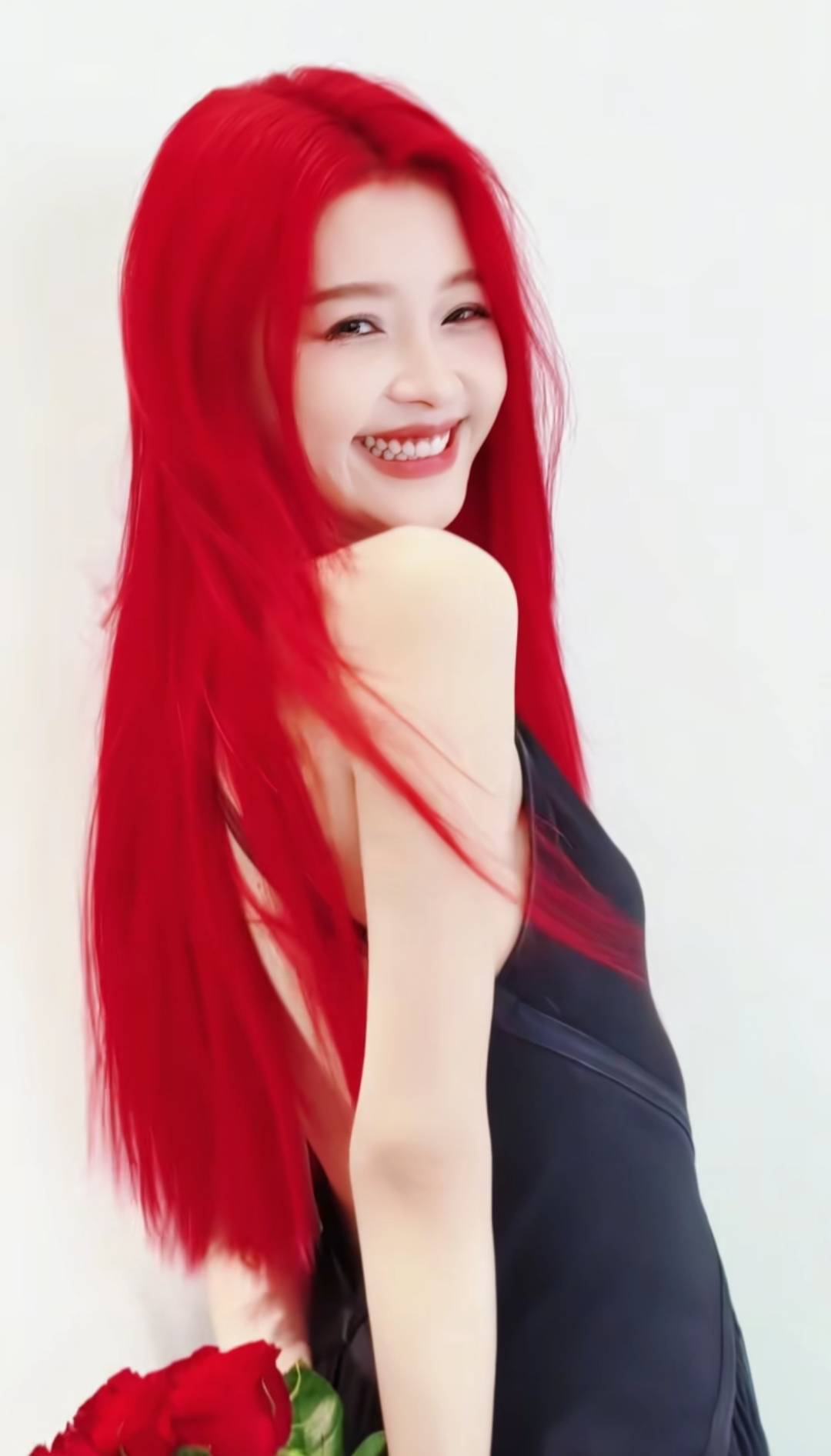女演员染红色头发<strong></p>
<p>接原油</strong>，称“吃了三天过敏药才敢染”