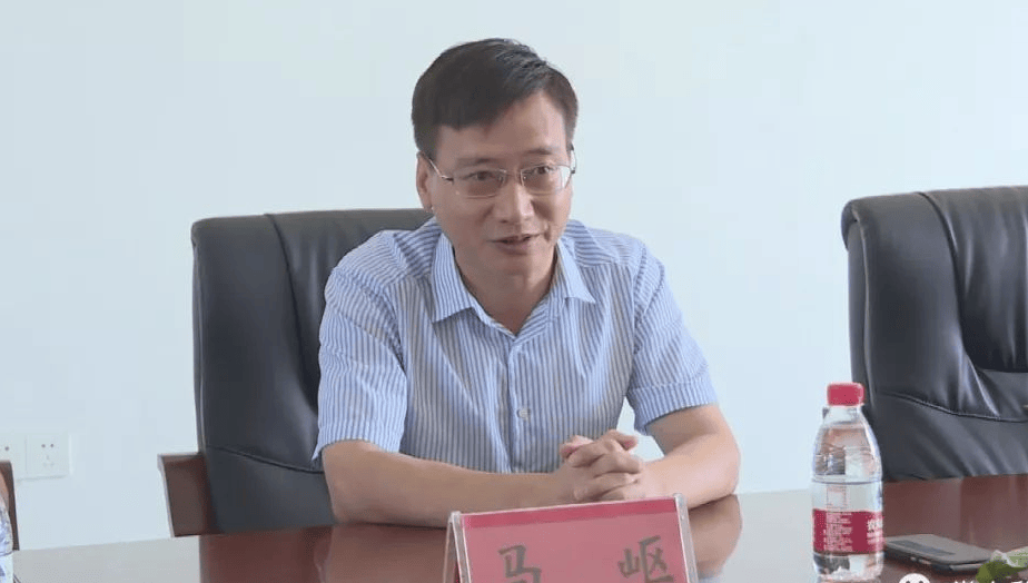 副县长拉拢6名公职人员<strong></p>
<p>接原油</strong>，组建“七兄弟吃喝圈”，长期接受打牌掼蛋等“保姆式”服务