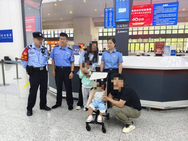 父母睡过头5岁哥哥带2岁妹妹独自下高铁<strong></p>
<p>接原油</strong>，民警陪伴等待家长返回