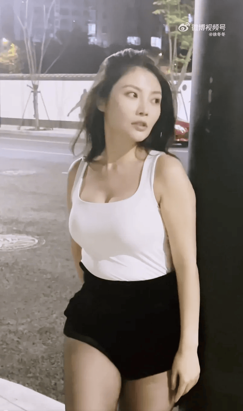 “椰树女神”徐冬冬大方晒照<strong></p>
<p>山原油</strong>，并配文：我的蝴蝶袖，很丰腴！