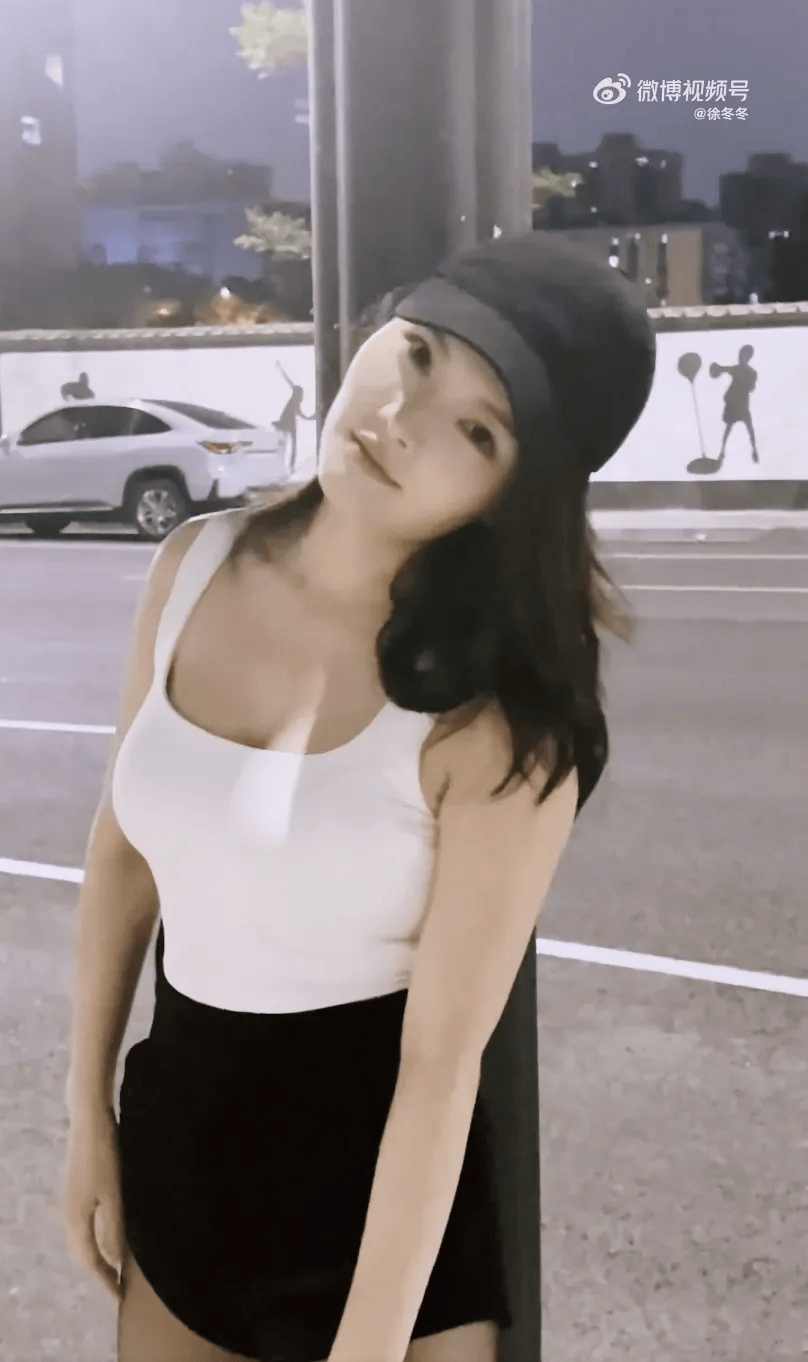 “椰树女神”徐冬冬大方晒照<strong></p>
<p>山原油</strong>，并配文：我的蝴蝶袖，很丰腴！