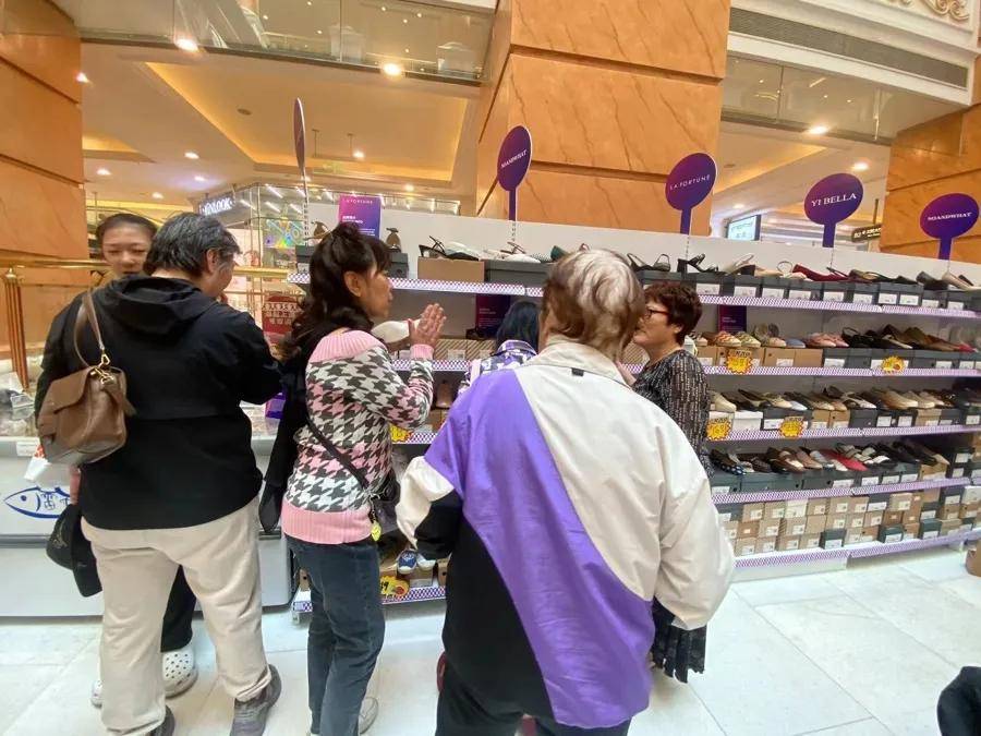 “1800元的出口商品219元拿下”！上海人假期疯狂“捡漏”<strong></p>
<p>山原油</strong>，这里外贸好东西都卖爆了，新品还将接力上市
