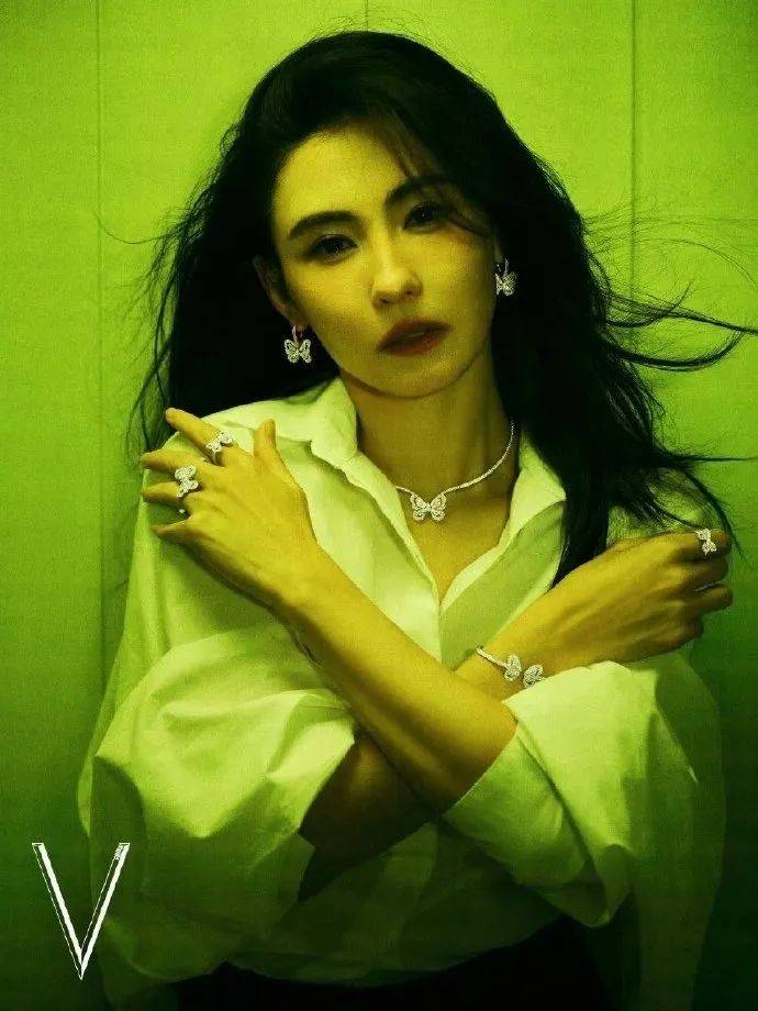 张柏芝身穿豹纹装<strong></p>
<p>中原油田局长</strong>，时隔26年再现我养你名场面！烈焰红唇太抢镜