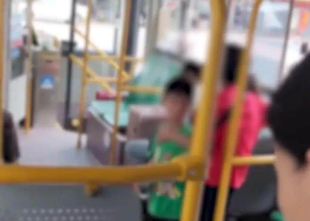 广东一老人带着小孩刷老年卡乘车<strong></p>
<p>中原油田局长</strong>，被司机要求站着？公交公司道歉！
