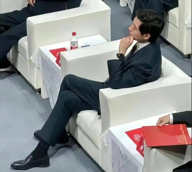 雷军<strong></p>
<p>原油起</strong>，是时候主动走下神坛了