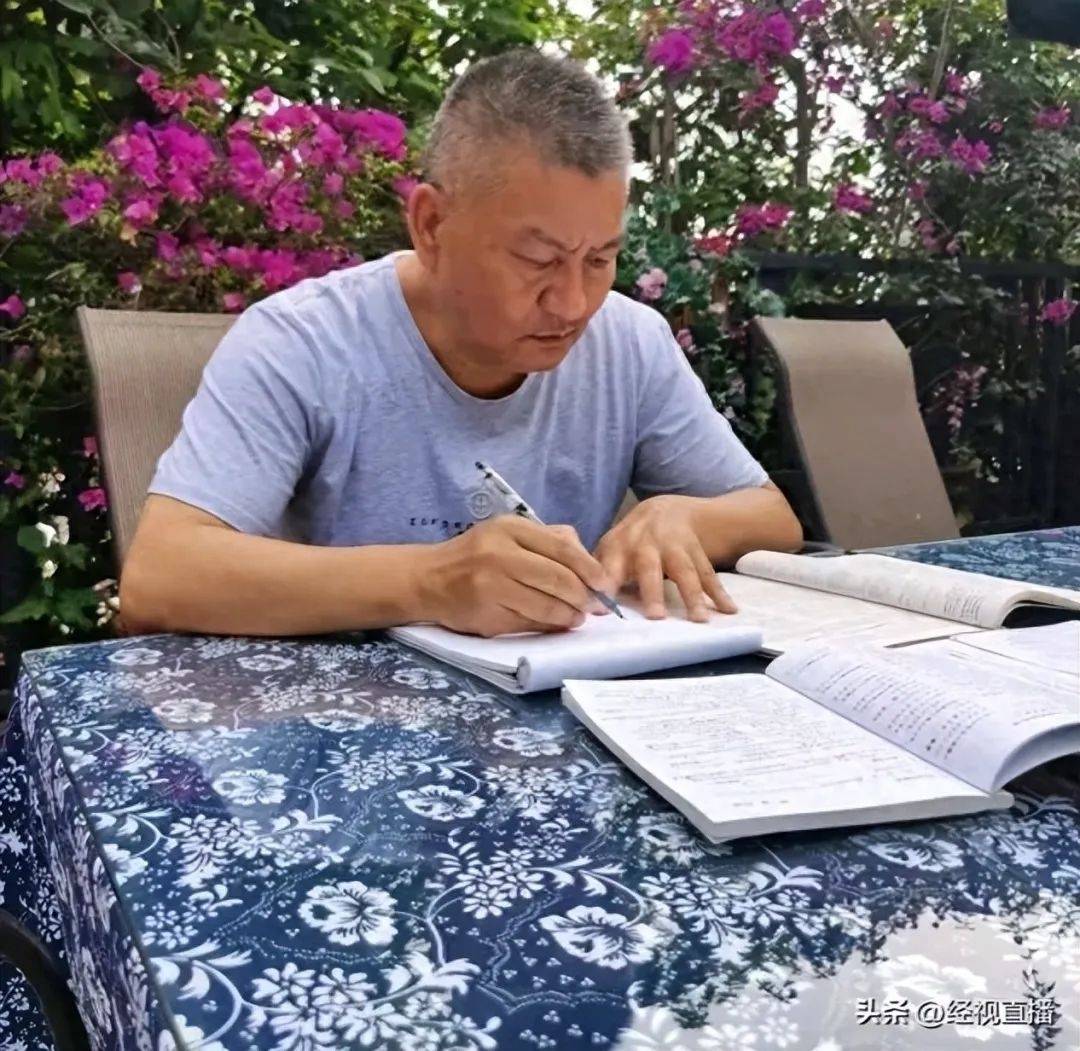 58岁梁实备战第29次高考<strong></p>
<p>黄岛原油</strong>，谈多次落榜：31岁已赚100万，也许用光前半生运气
