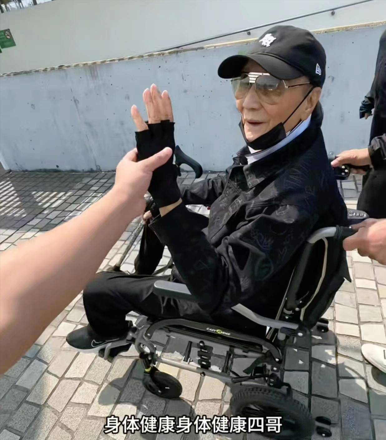 71岁成龙头发花白<strong></p>
<p>黄岛原油</strong>！谢贤交代后事张纪中出了车祸还得养家…慢慢老去的他们让人泪目