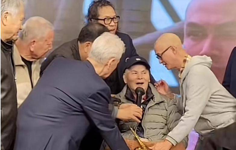 71岁成龙头发花白<strong></p>
<p>黄岛原油</strong>！谢贤交代后事张纪中出了车祸还得养家…慢慢老去的他们让人泪目