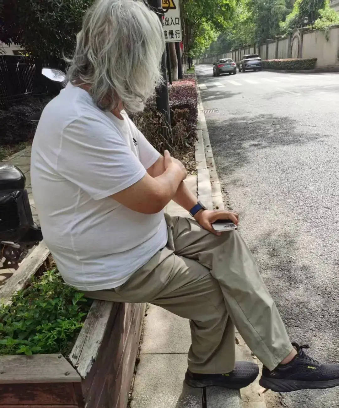 71岁成龙头发花白<strong></p>
<p>黄岛原油</strong>！谢贤交代后事张纪中出了车祸还得养家…慢慢老去的他们让人泪目