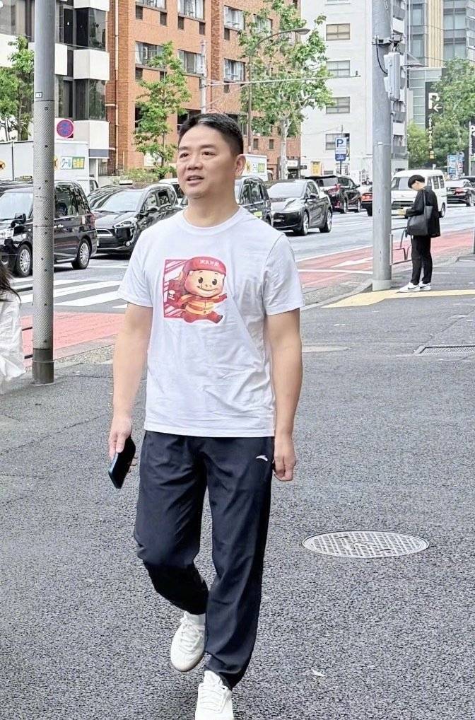 刘强东穿39元T恤逛街<strong></p>
<p>黄岛原油</strong>，章泽天穿200块防晒衫，新贵们可没那么“老钱”！