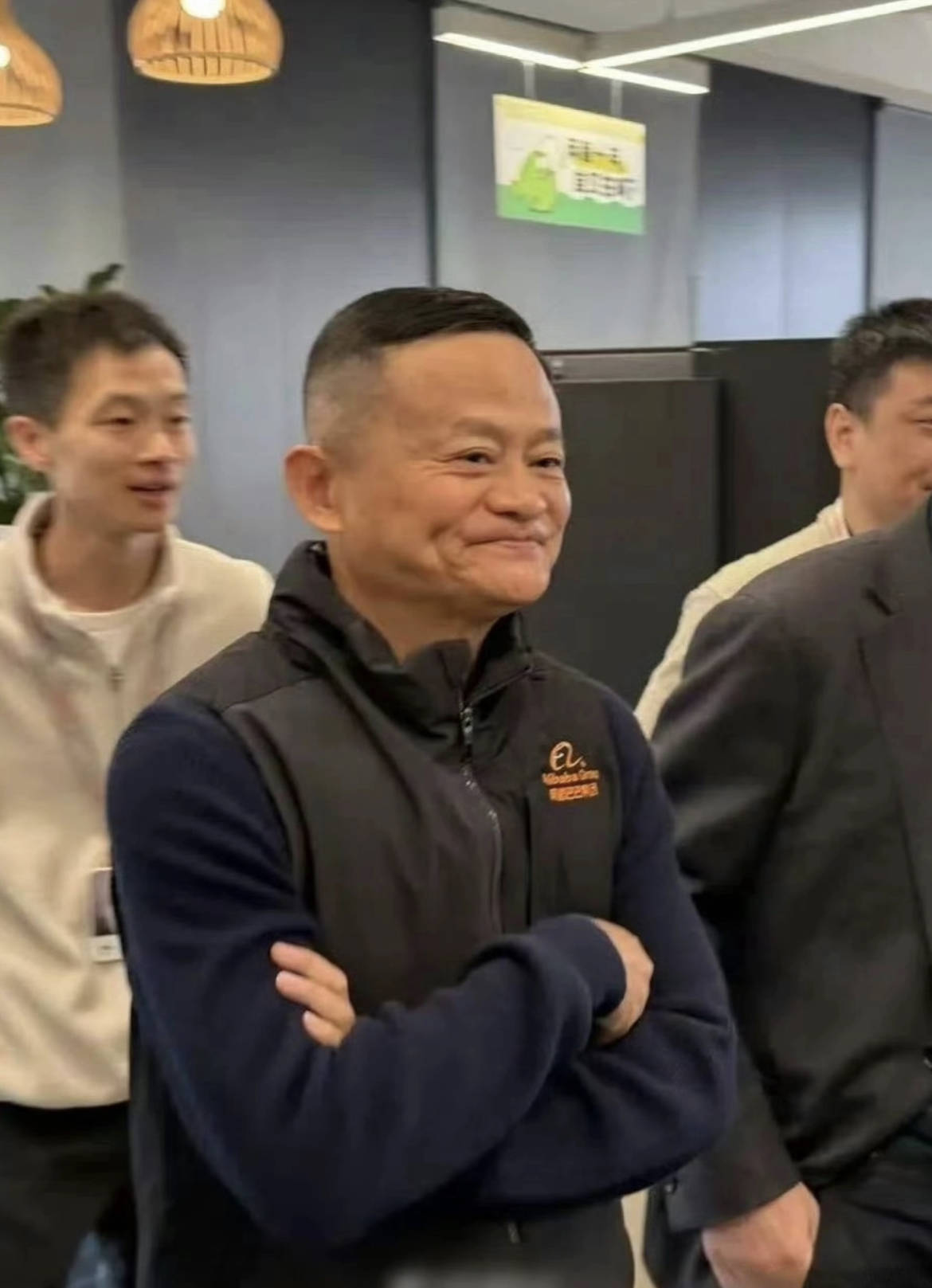 刘强东穿39元T恤逛街<strong></p>
<p>黄岛原油</strong>，章泽天穿200块防晒衫，新贵们可没那么“老钱”！