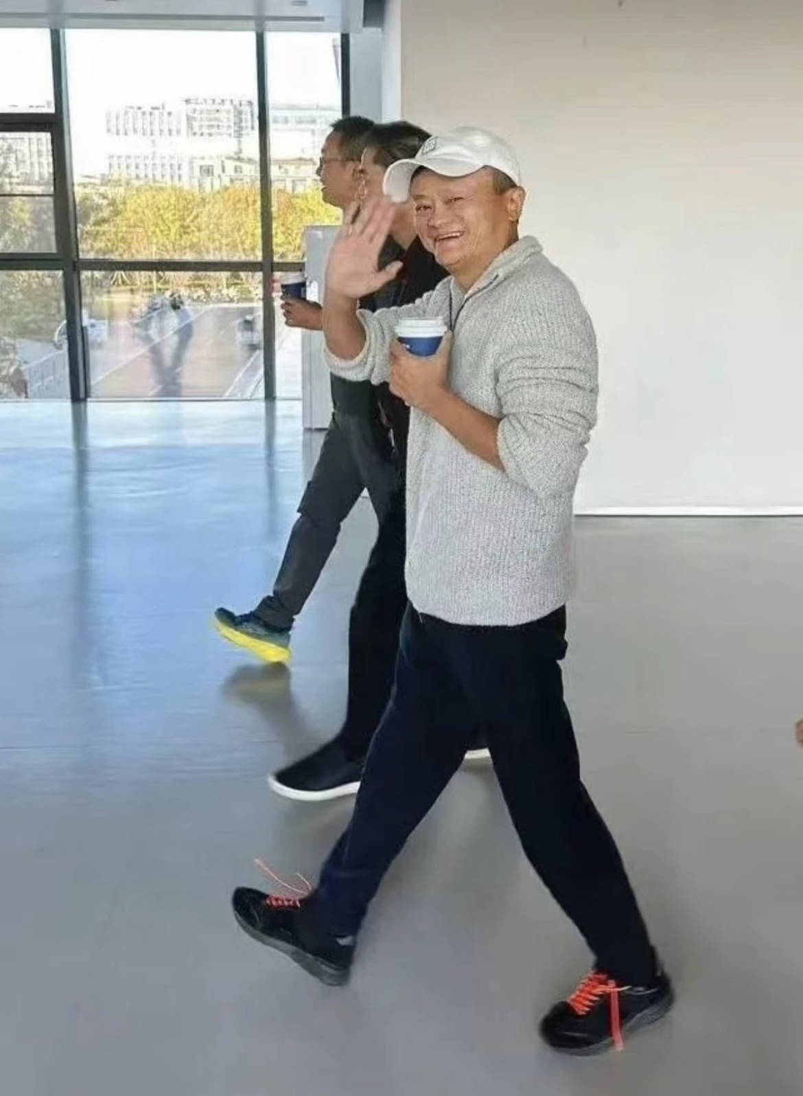 刘强东穿39元T恤逛街<strong></p>
<p>黄岛原油</strong>，章泽天穿200块防晒衫，新贵们可没那么“老钱”！