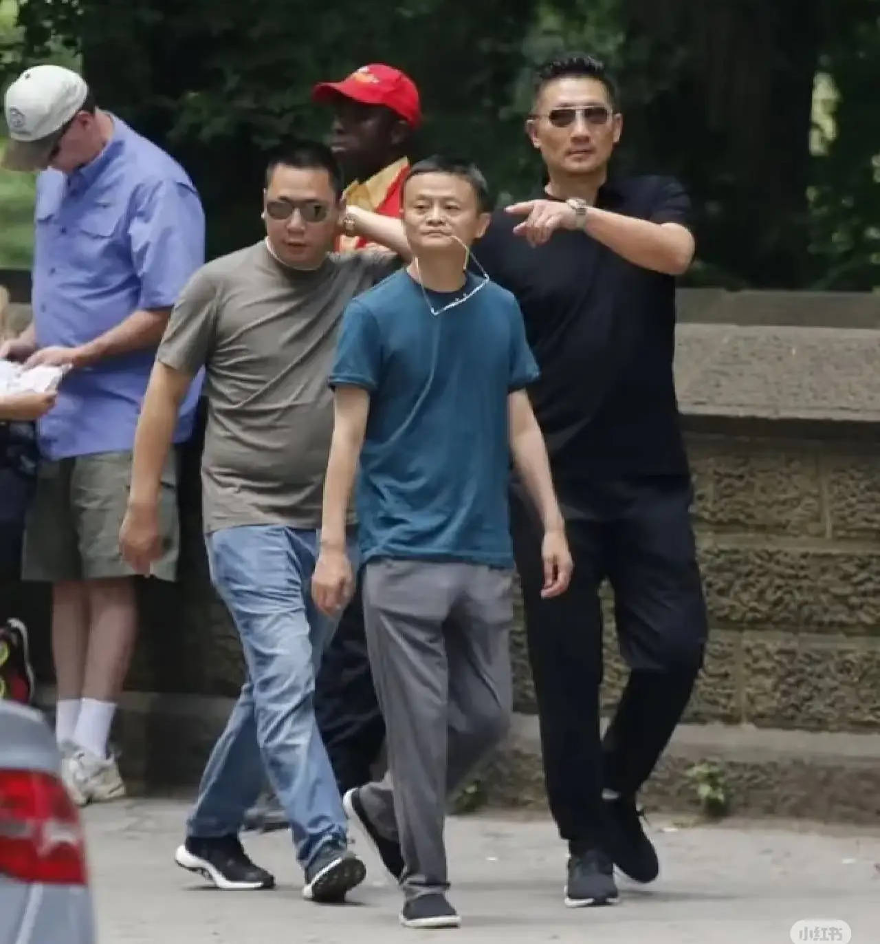 刘强东穿39元T恤逛街<strong></p>
<p>黄岛原油</strong>，章泽天穿200块防晒衫，新贵们可没那么“老钱”！