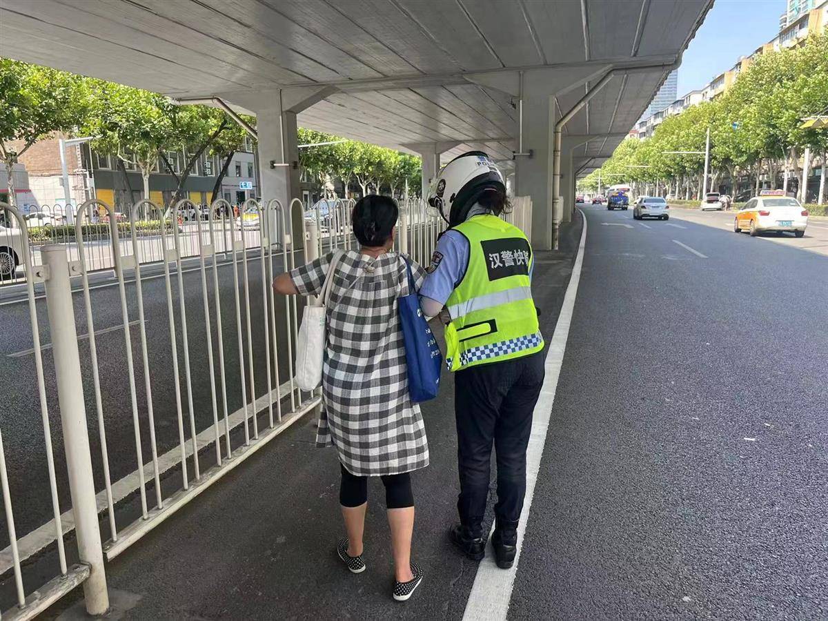 “姑娘<strong></p>
<p>美原油开户</strong>，又是你，真有缘呀！”婆婆第三次在车流中遇到她