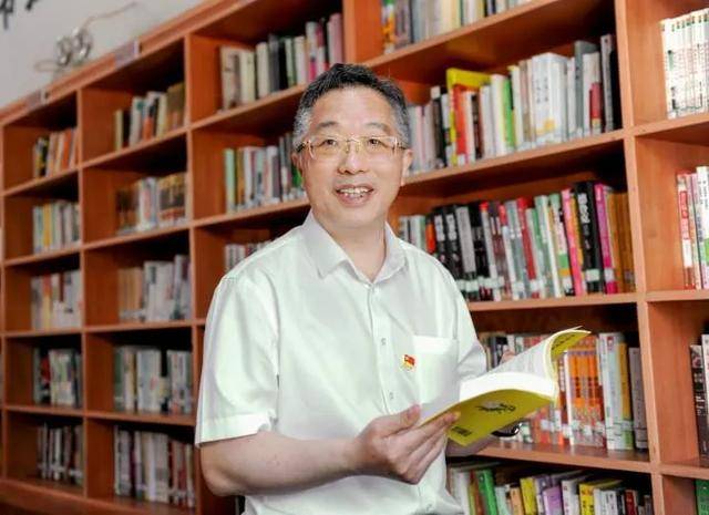 “颐云楼主人”<strong></p>
<p>美原油开户</strong>，主动向省纪委投案