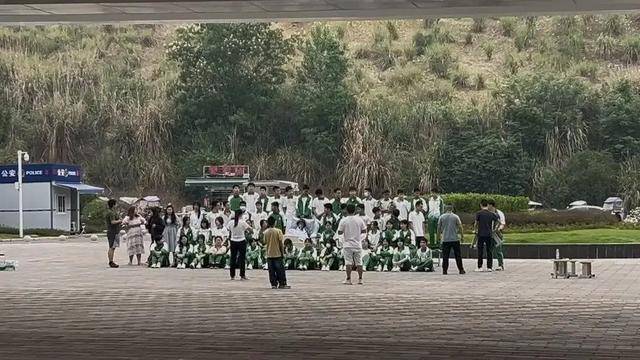 四川初三男生病重<strong></p>
<p>原油每桶价格</strong>，全班同学带板凳赶到医院，拍下特殊的毕业照