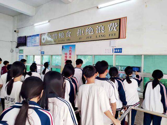 “小官巨贪校长”<strong></p>
<p>原油一吨多少桶</strong>，让乡镇初中生吃不饱