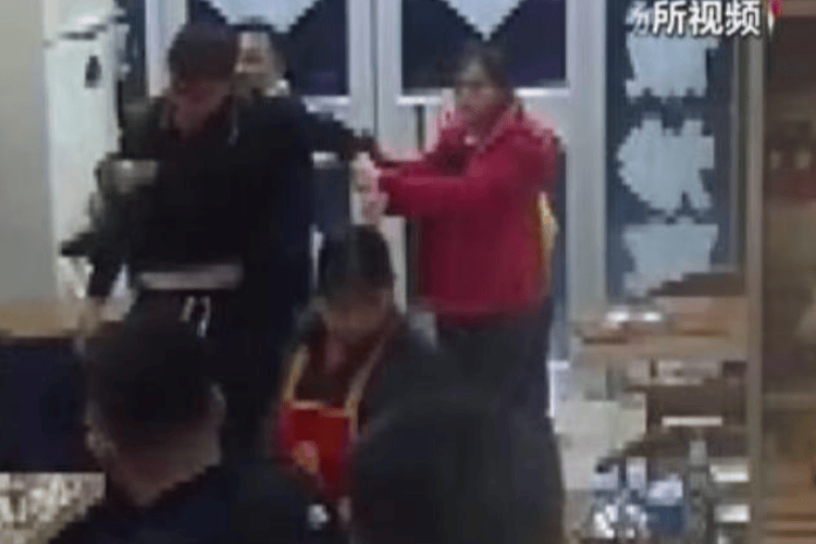 被打后还手是不是互殴<strong></p>
<p>原油一吨多少桶</strong>？“小案”也适用正当防卫