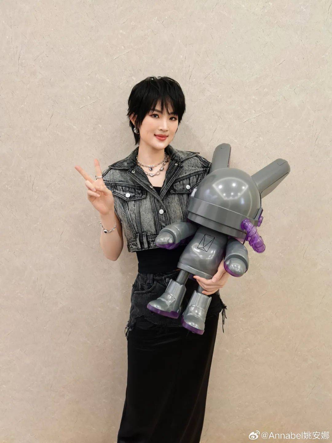 姚安娜被问到哈佛大学拒收国际生<strong></p>
<p>原油平台开户</strong>，微笑回应“还好毕业了”，此前曾以满分成绩考入哈佛大学