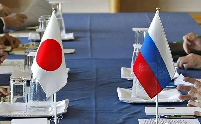 日本不宣而战<strong></p>
<p>原油平台开户</strong>，连开66枪，只为阻止中俄登岛？美国暗中布局亚太