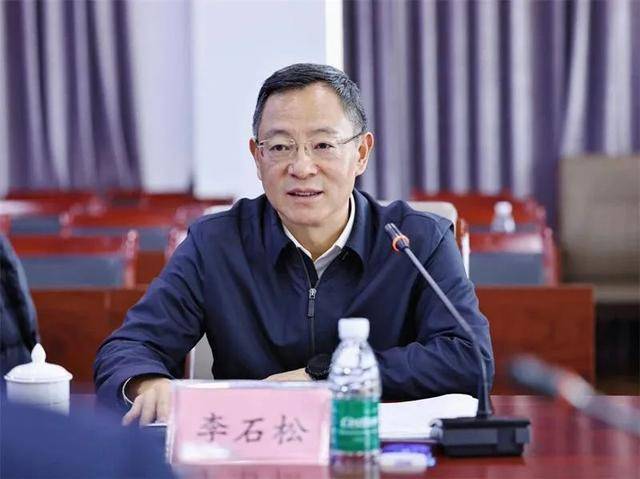 贪图享乐、道德败坏的李石松<strong></p>
<p>原油平台开户</strong>，在厅长、市长、市委书记等任上敛财数额特别巨大