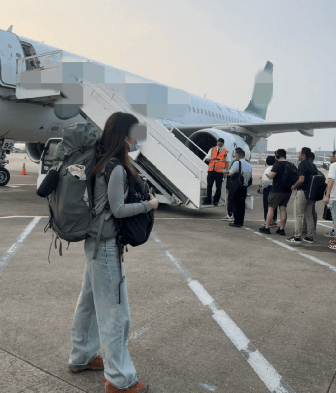 “坐飞机发现旁边放着冷链海鲜”<strong></p>
<p>原油解套</strong>，航空公司兼职送货给出差人整破防了