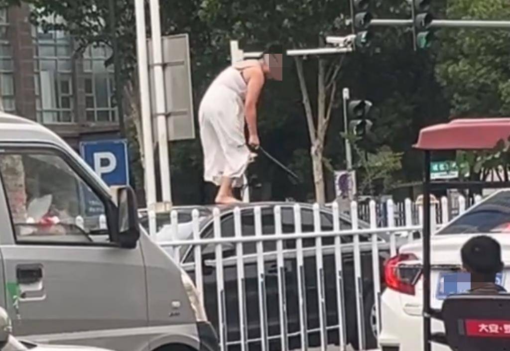 女子持械当街打砸多辆轿车<strong></p>
<p>防原油</strong>，被顶在挡风玻璃上前行，当地：女子当场被控制，警方介入调查