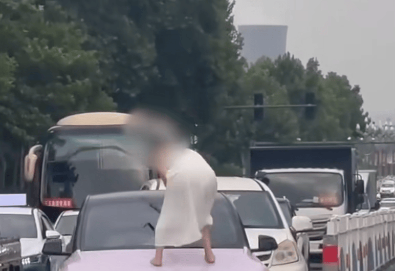 河南一女子路上持械打砸多辆车<strong></p>
<p>防原油</strong>，最新回应：已被警方控制