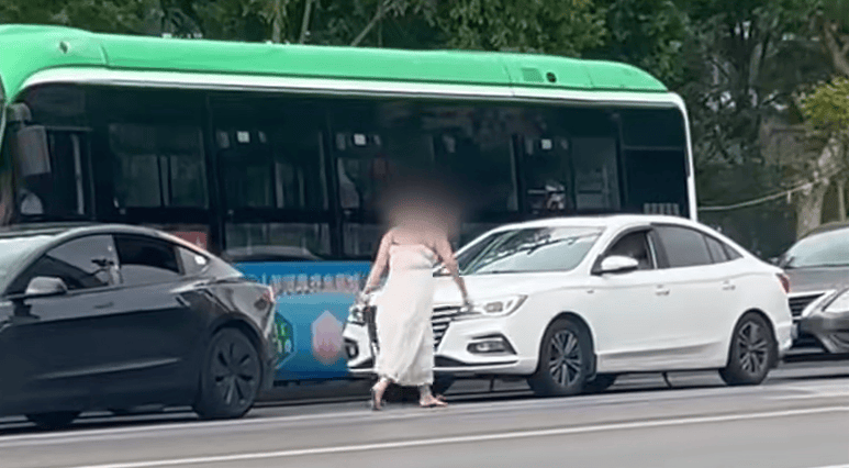 河南一女子路上持械打砸多辆车<strong></p>
<p>防原油</strong>，最新回应：已被警方控制