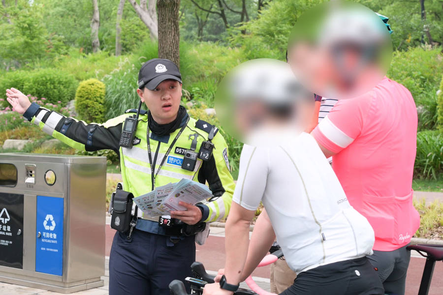 对“暴骑团”出手<strong></p>
<p>防原油</strong>！浦东交警严查违法骑行：公路不是竞技场
