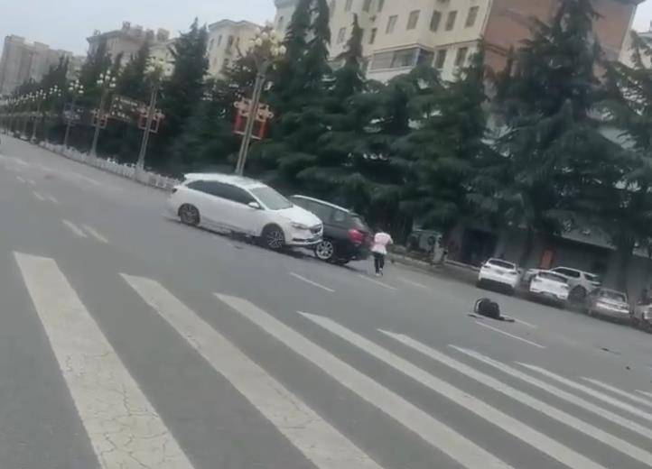 宝鸡一社区女书记当街开车追撵女子撞上电瓶车：两名女子被警方控制<strong></p>
<p>荣原油</strong>，两名伤者在医院治疗