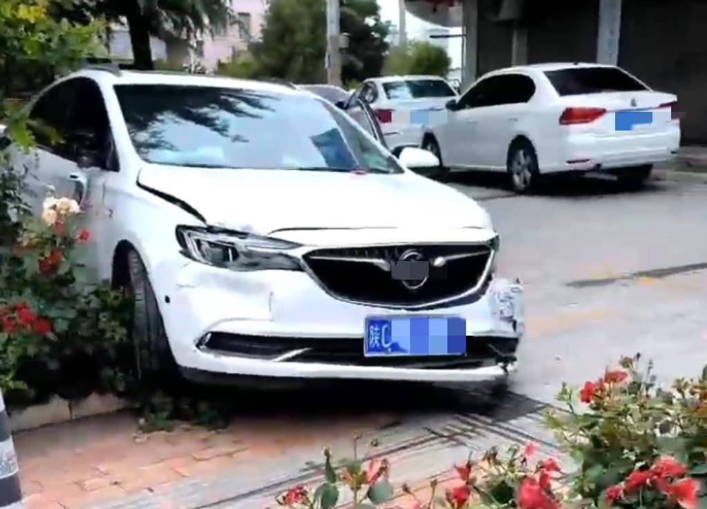 宝鸡一社区女书记当街开车追撵女子撞上电瓶车：两名女子被警方控制<strong></p>
<p>荣原油</strong>，两名伤者在医院治疗