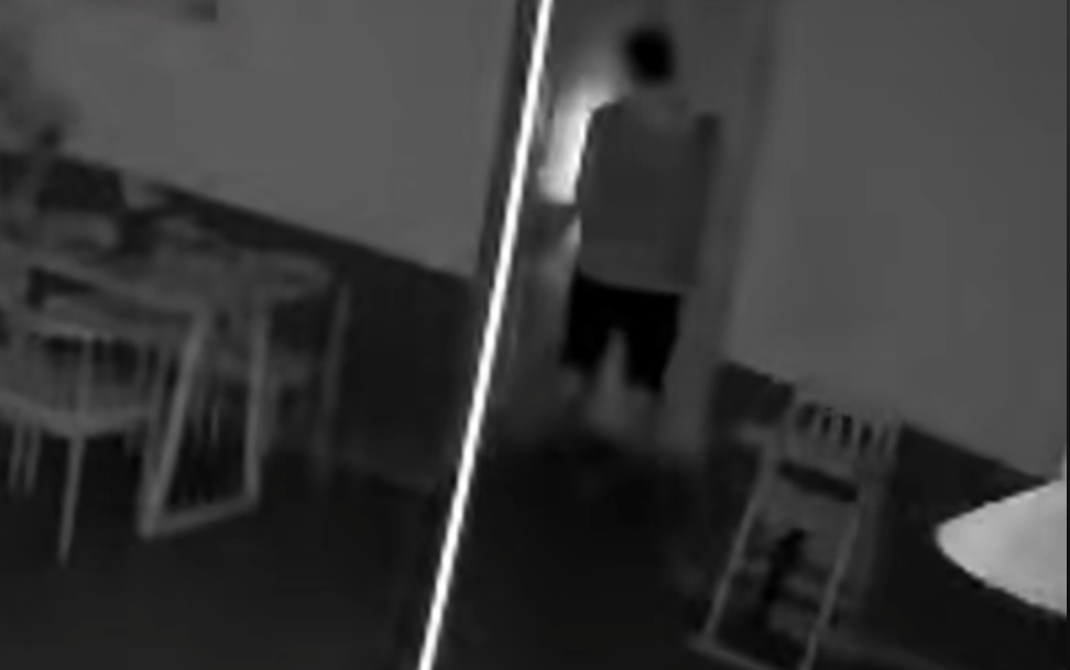 第一次见面就表白！被拒绝后男子凌晨3点狂敲女生房门<strong></p>
<p>荣原油</strong>，随后拿出工具撬锁……