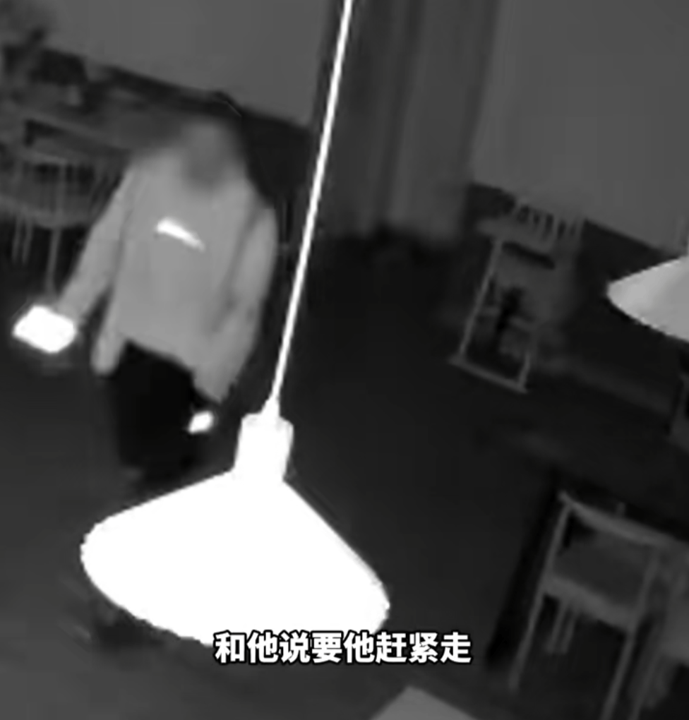 第一次见面就表白！被拒绝后男子凌晨3点狂敲女生房门<strong></p>
<p>荣原油</strong>，随后拿出工具撬锁……
