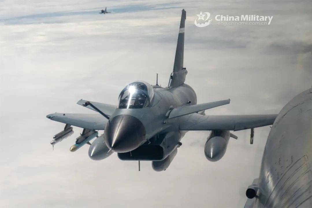 振奋！网友拍到2架歼-35伴飞歼-20<strong></p>
<p>原油饼</strong>，中国歼-35批量服役了？