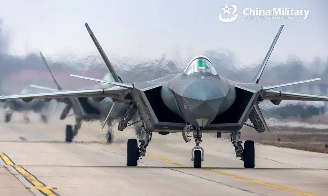 振奋！网友拍到2架歼-35伴飞歼-20<strong></p>
<p>原油饼</strong>，中国歼-35批量服役了？