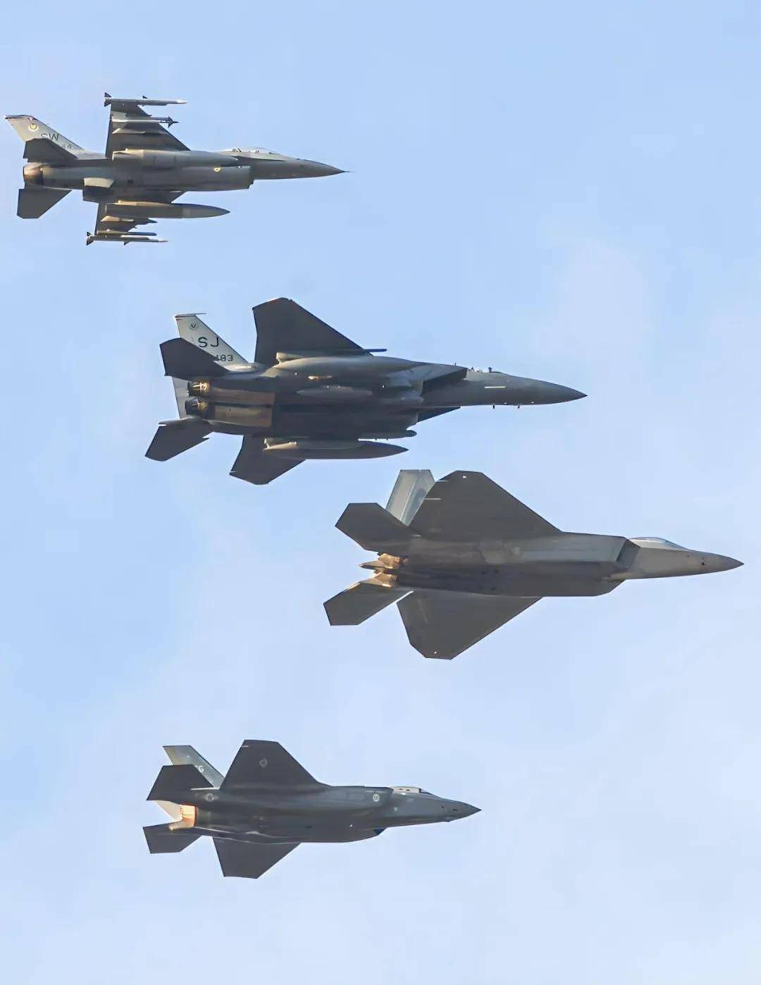 振奋！网友拍到2架歼-35伴飞歼-20<strong></p>
<p>原油饼</strong>，中国歼-35批量服役了？