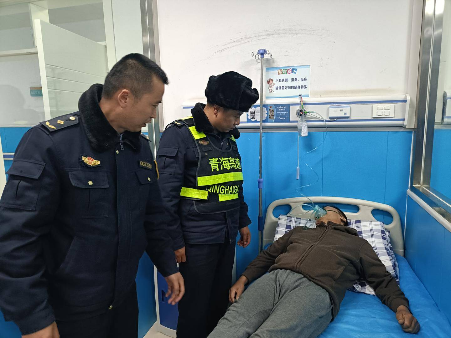 “救救我！”货车司机第一次上青藏高原重度高反<strong></p>
<p>国际原油网</strong>，高速路收费员发现异常紧急送医