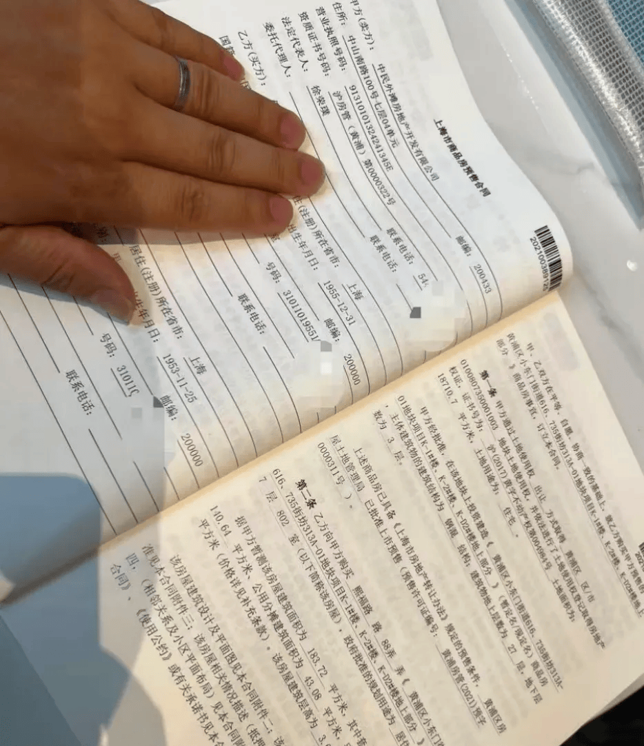 女子4年前借贷900万元<strong></p>
<p>人民币原油</strong>，拿下上海3000万元的豪宅，交房近2年仍未办下不动产权证！竟是因开发商欠税？公司最新回应来了