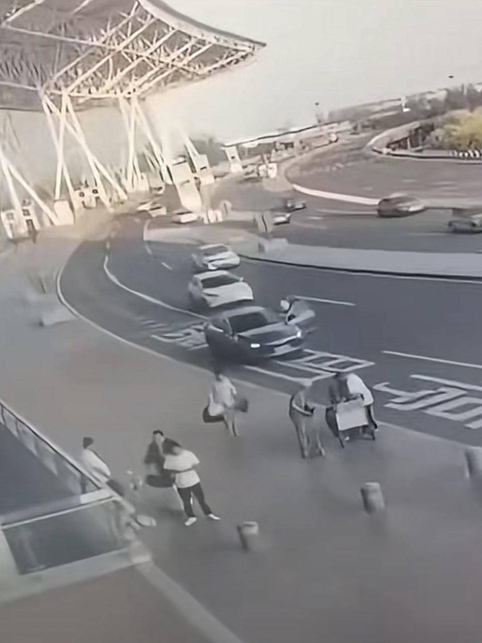 天津滨海机场一司机开门下车被相邻车道来车撞倒<strong></p>
<p>人民币原油</strong>，车门脱落 交警正调查，律师分析
