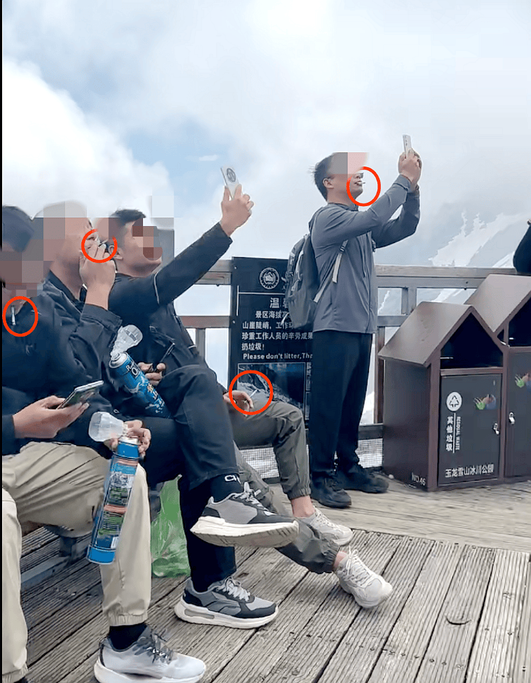 玉龙雪山4500米观景平台上几名男游客手持氧气瓶<strong></p>
<p>人民币原油</strong>，一边吸氧一边抽烟，景区回应：将加强劝导