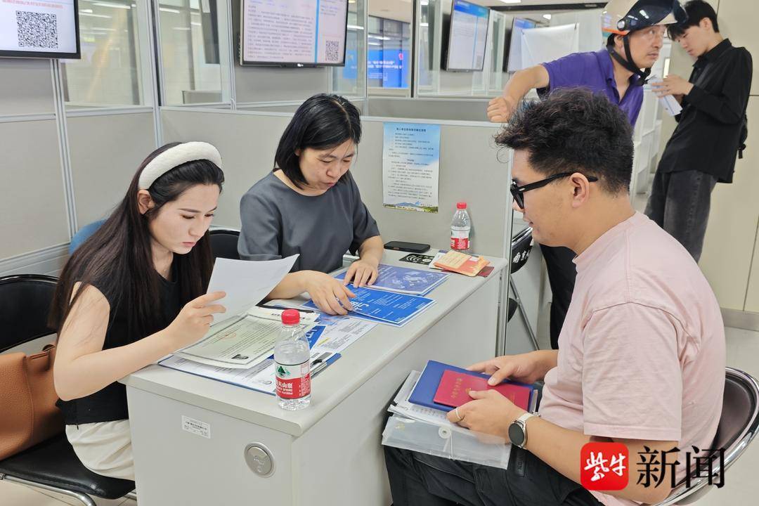 25岁小伙带一沓证书应聘！南京高校毕业生招聘会火爆<strong></p>
<p>原油酸</strong>，HR：这样的简历很加分