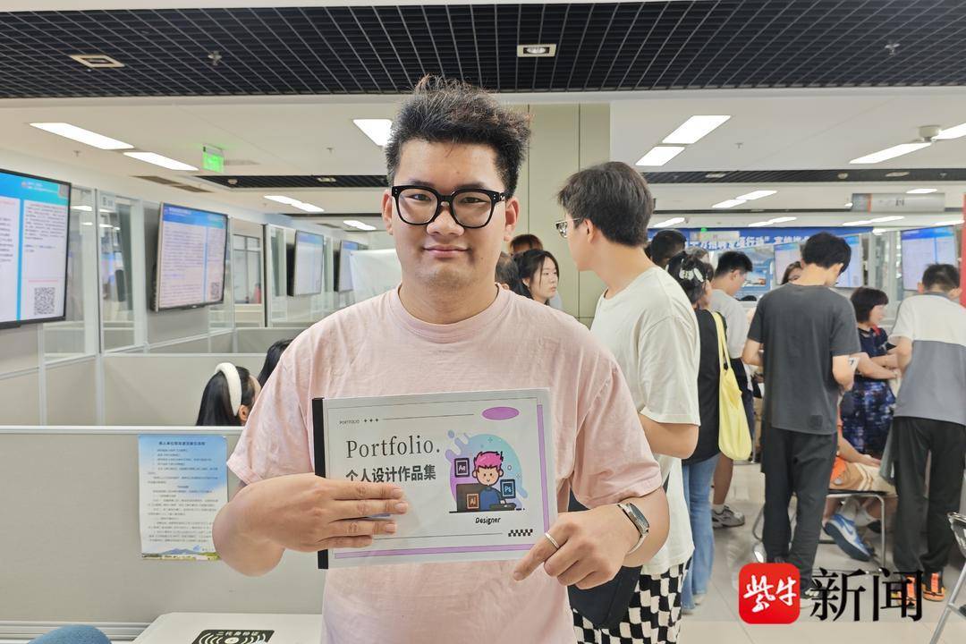 25岁小伙带一沓证书应聘！南京高校毕业生招聘会火爆<strong></p>
<p>原油酸</strong>，HR：这样的简历很加分